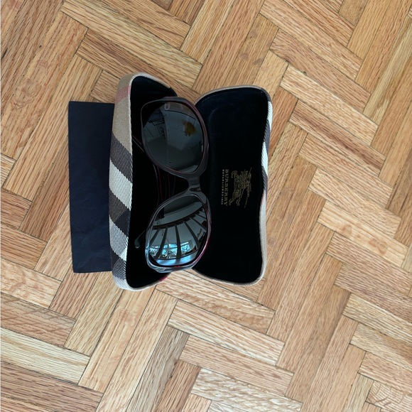 Burberry sunglasses with original case and dust cloth - Picture 5 of 10